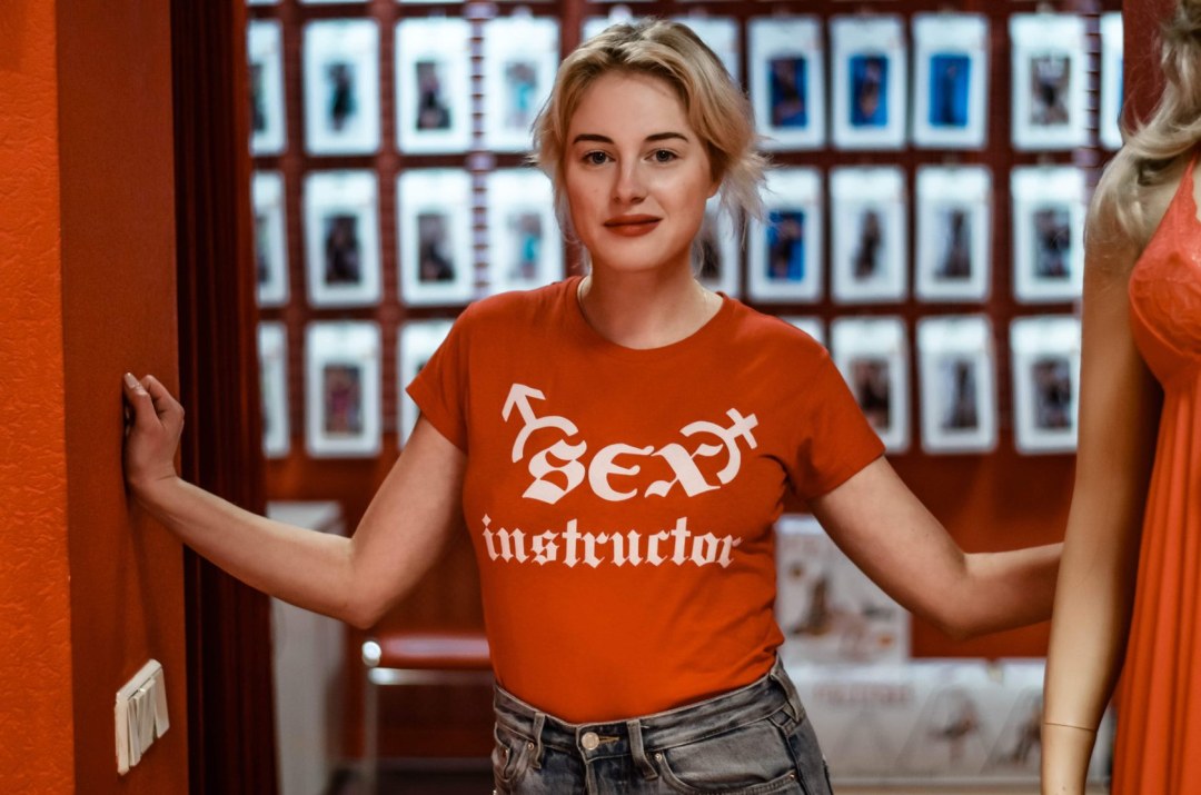 Покупатель в магазине одежды