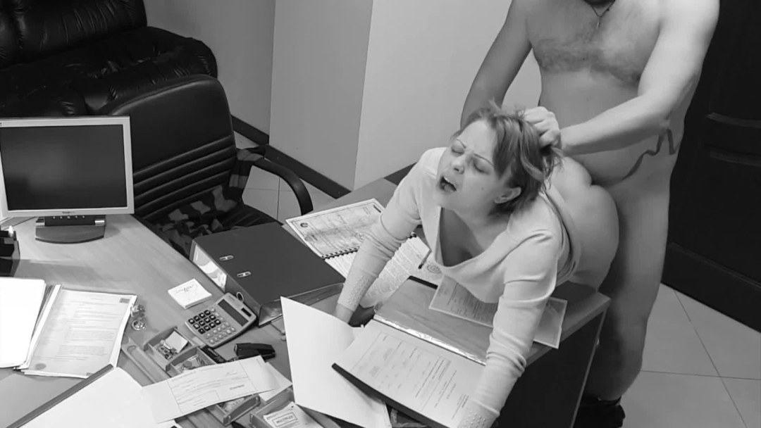 Выебал секретаршу на столе