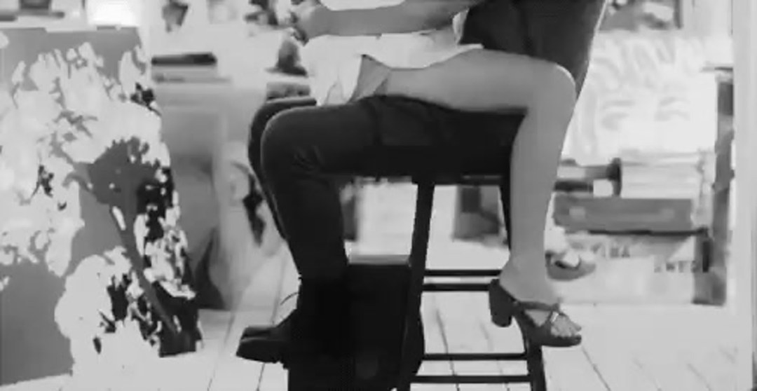 Девушка заставляет целовать ноги