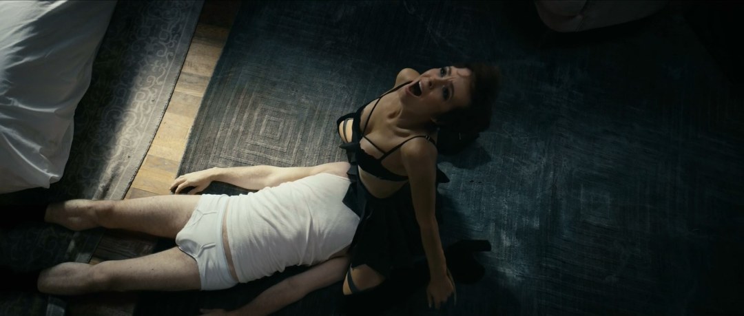 Девушка садится в машину