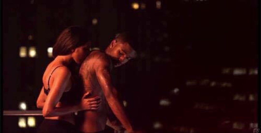 Мужчина между ног девушки