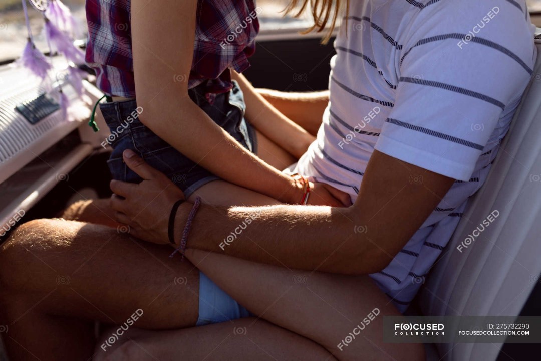 Поцелуй девушка на столе