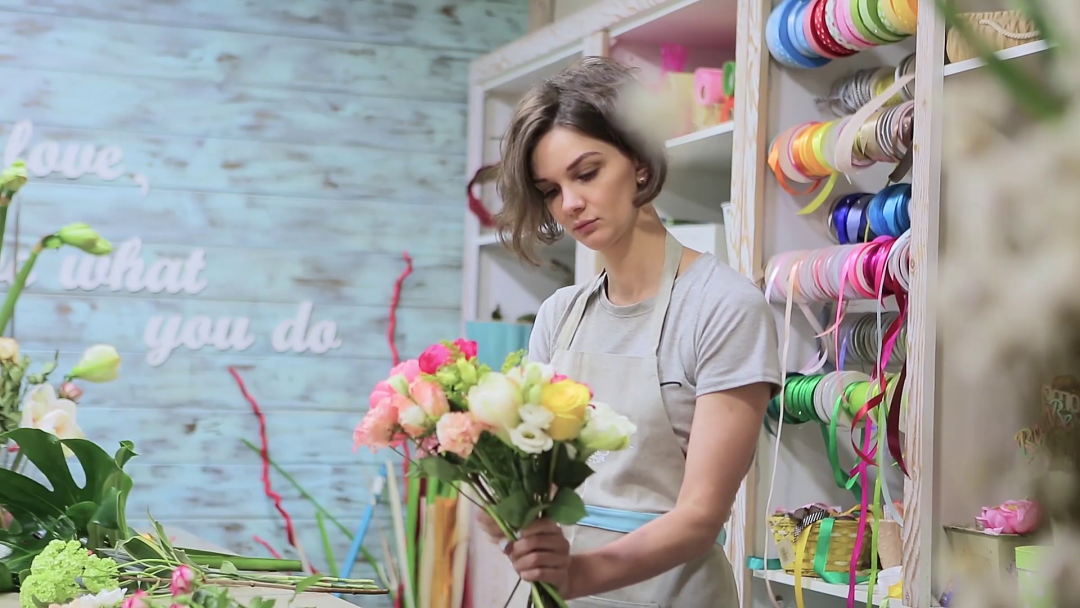 Красивые девушки с цветами