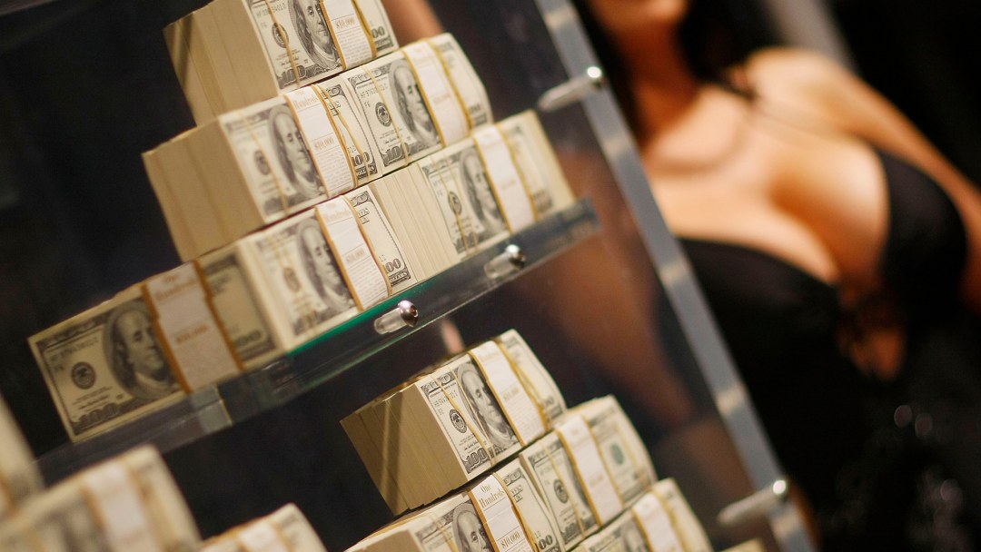 Мужчина в цветочном магазине