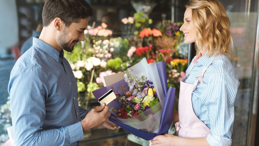Покупатель в цветочном магазине