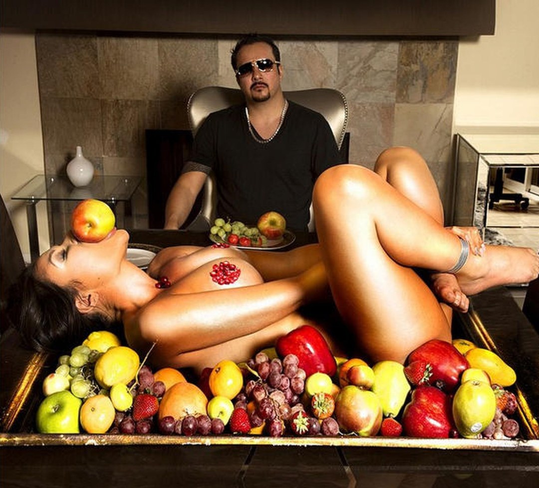 Девушка с долларами