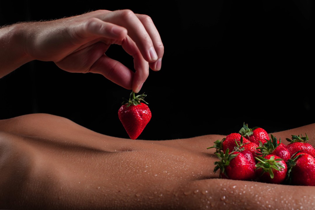 Девушка с клубникой