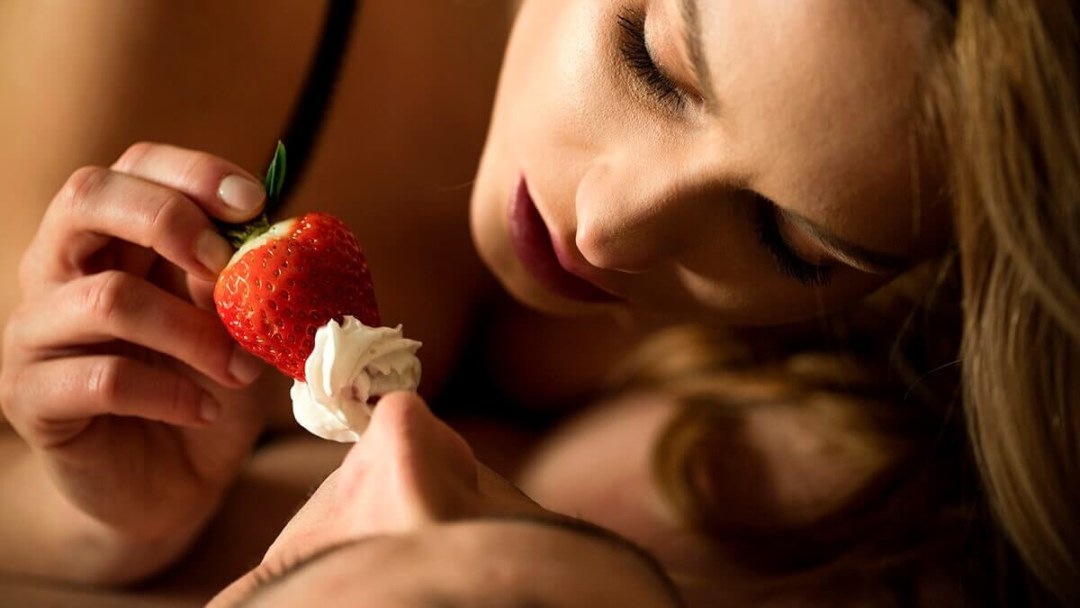 Клубника со сливками девушка