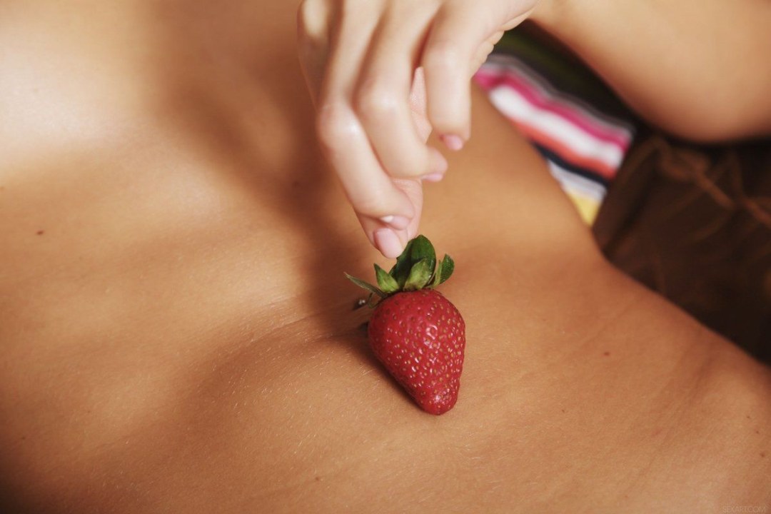 Эротическая фотосессия с клубникой