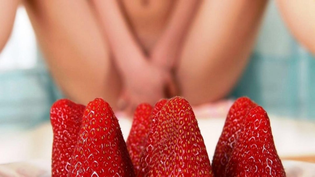 Клубника со сливками эротично