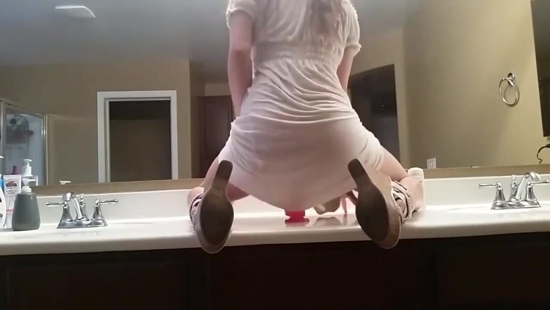 Фаллоимитатор на присоске на зеркале