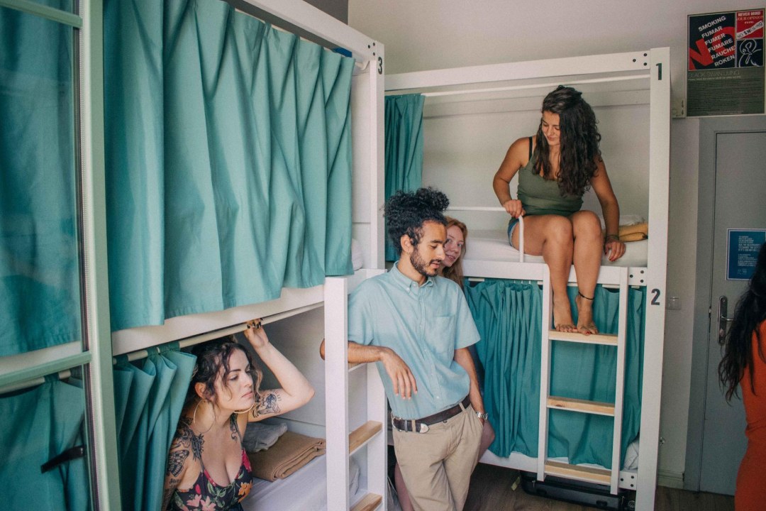 Трах соседки в хостеле