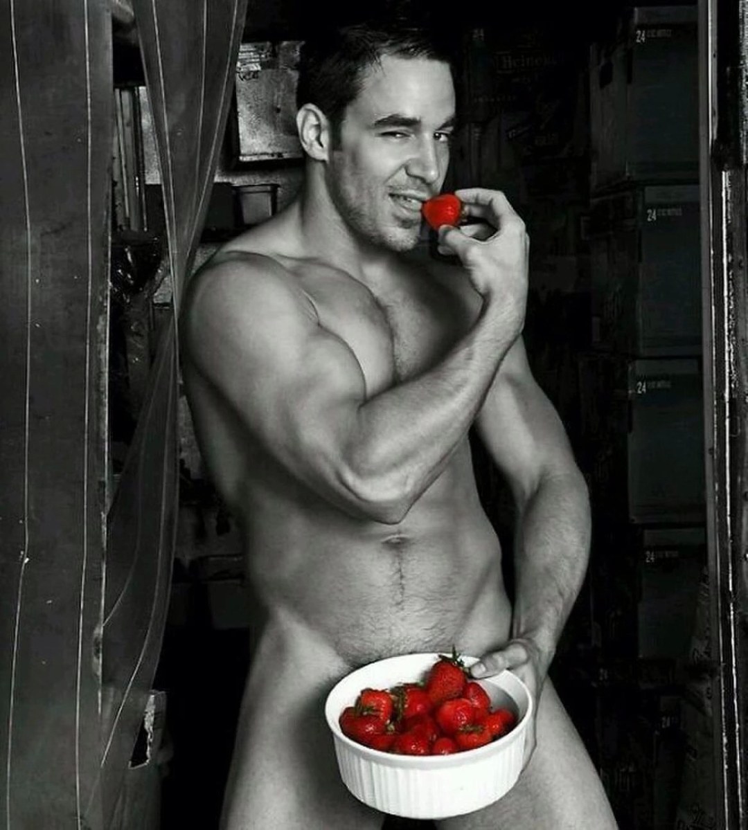 Мужчина голый и клубника