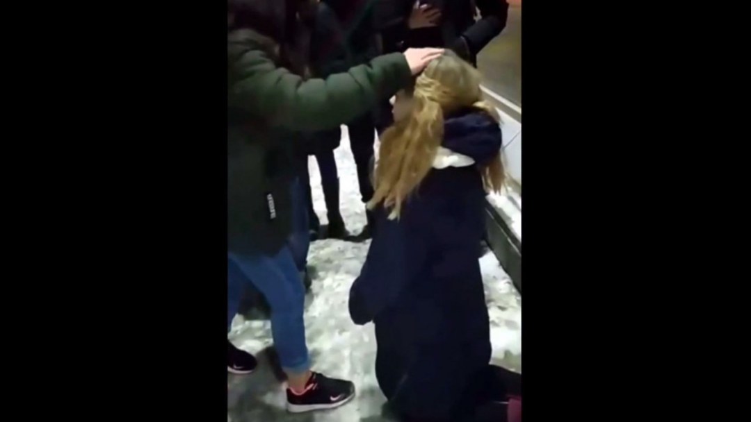 Поставил на колени девушку