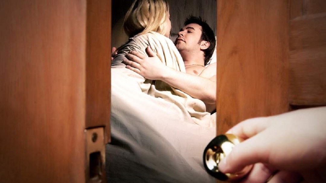 Изменяет парню