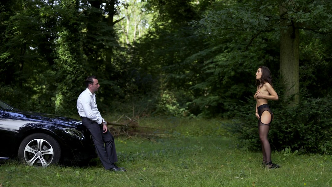 Кунилингус в лесу в авто