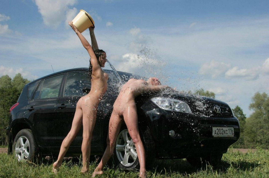 Голые тёлки и внедорожники