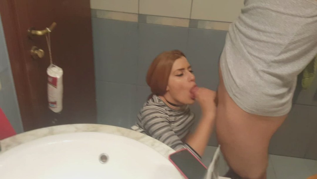 Кабинки с отверстиями для минета