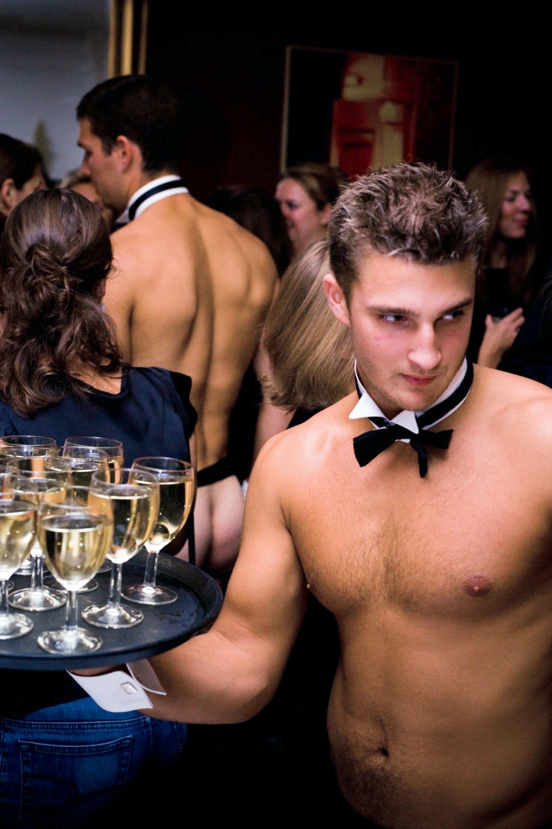 Красивая девушка бармен