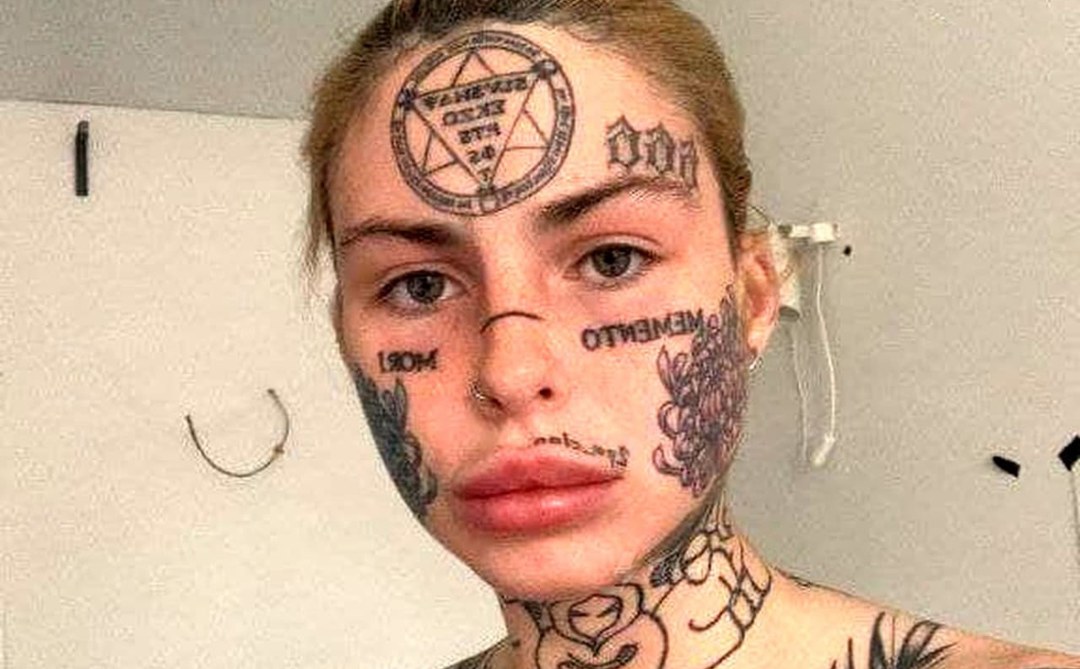 Полина фейс на фоне церкви