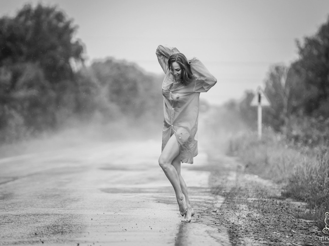 Девушки обнажаются на улице