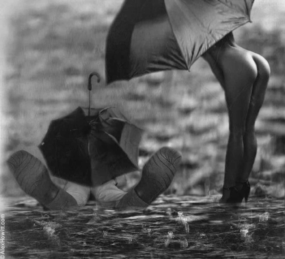 Голые красотки под дождем