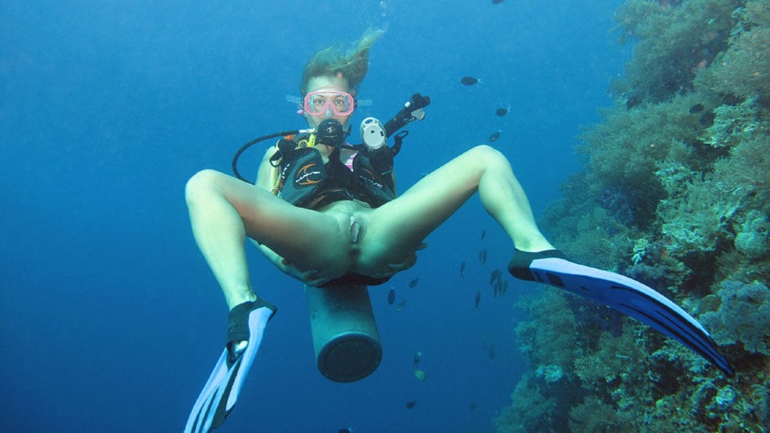 Голая под водой дайвинг
