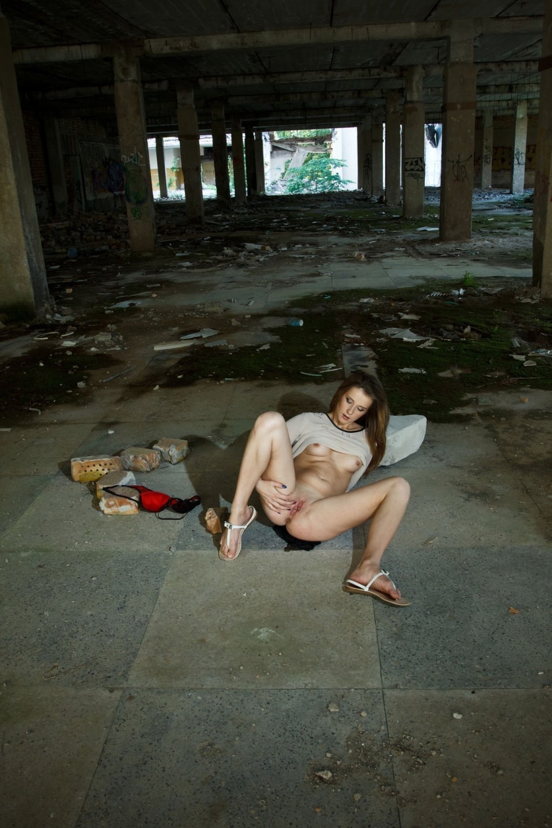 Ню фотосессия в заброшенной деревне