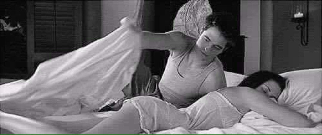 Парень улаживает девушку спать