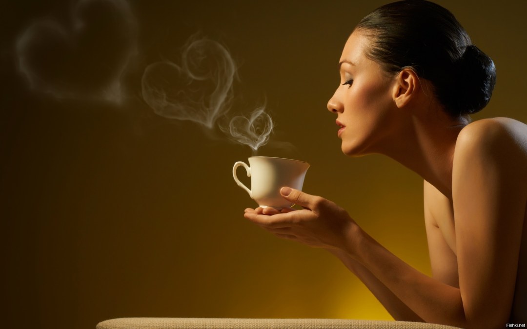 Девушка с чашечкой чая