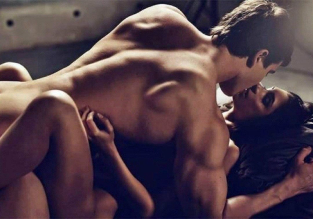 Мужчина и женщина голые в постели