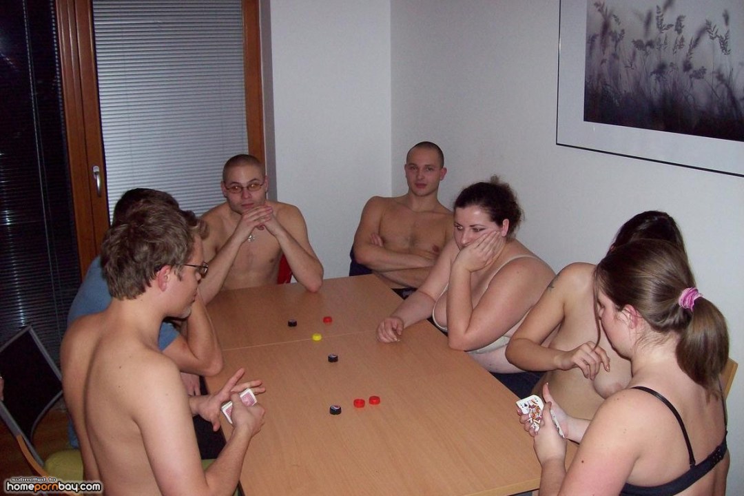 Свингеры игра на раздевания