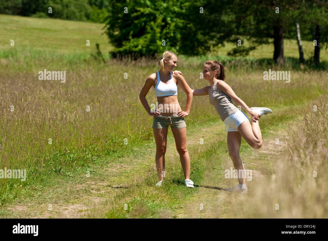 Девушки в трусиках на свежем воздухе
